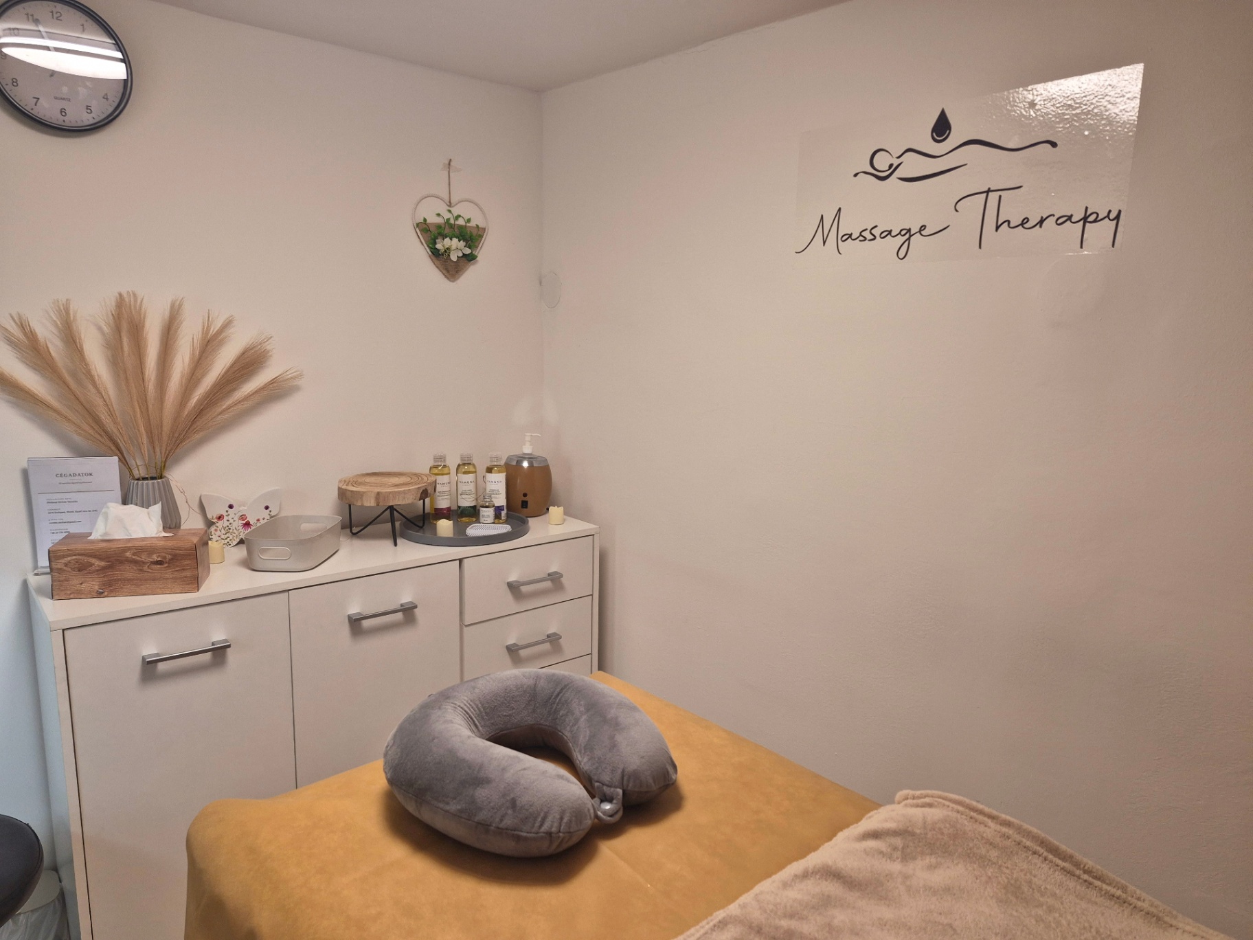 Masszázs ágy és Massage Therapy felirat a falon